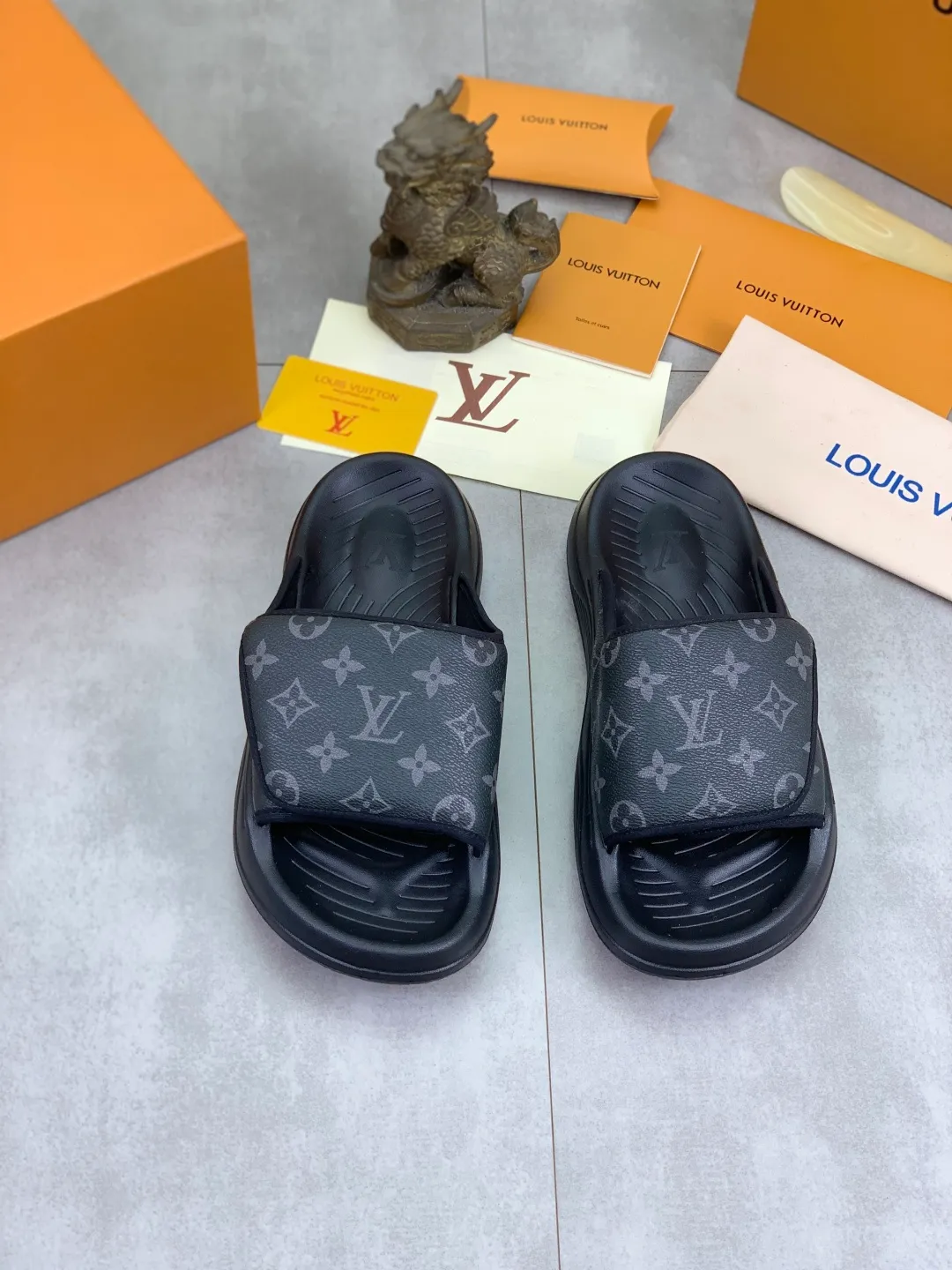 Men's shoes 💰P320💰【New style】🆘 Original quality 【LOUIS VUITTON】The popular Louis Vuitton LV men's slippers on the official website are on sale simultaneously! Original fabric imported from Italy. Original bottom provided by the original factory. Number of yards: 38-44 (customized to 45). Multiple colors to choose from. Fully packaged drawer box.